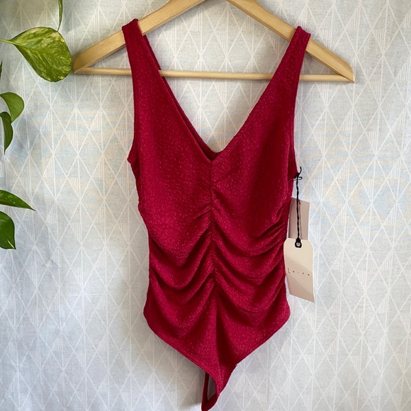 Leith Sleeveless Ruched V-Neck Bodysuit - Picture 5 of 10
